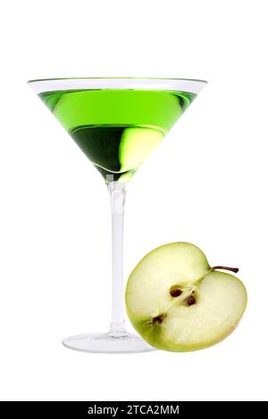 Apple Martini oder Appletini Mixgetränk auf weißem Hintergrund Stockfoto