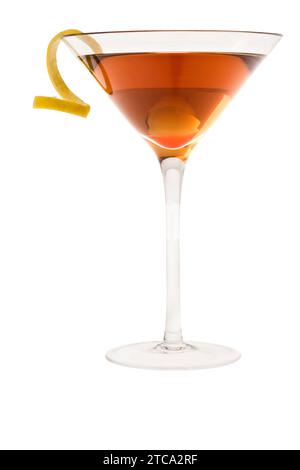 Trocknen Sie mit Zitronenschale auf weißem Hintergrund Manhattan Cocktail Stockfoto