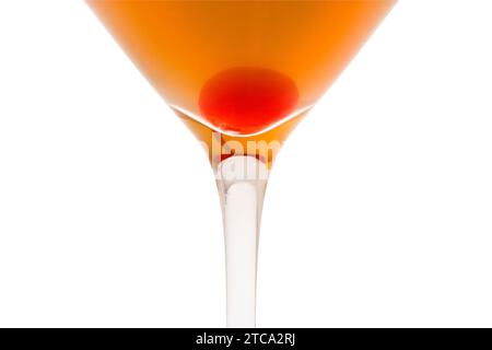 Amaretto Sour Mixgetränk mit Kirsche auf weißem Hintergrund Stockfoto