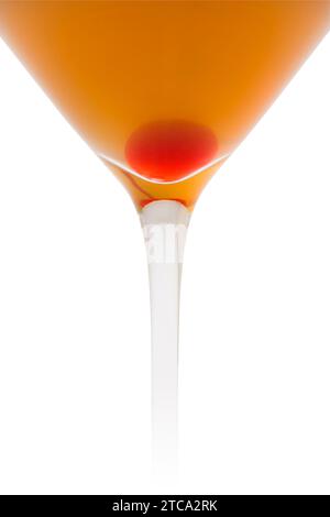 Amaretto Sour Mixgetränk mit Kirsche auf weißem Hintergrund Stockfoto