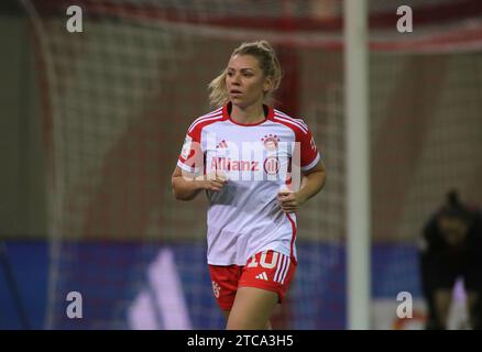 München, Deutschland 11. Dezember 2023: Fussball, FRAUEN, GOOGLE PIXEL FRAUEN-BUNDESLIGA, Saison 2023/2024, FC Bayern München - Bayer 04 Leverkusen, Campus Linda Dallmann (FC Bayern München) Kopf, Oberkörper Stockfoto