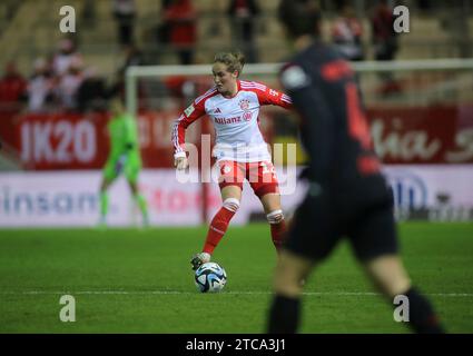 München, Deutschland 11. Dezember 2023: Fussball, FRAUEN, GOOGLE PIXEL FRAUEN-BUNDESLIGA, Saison 2023/2024, FC Bayern München - Bayer 04 Leverkusen, Campus Sydney Lohmann (FC Bayern München) am Ball Stockfoto