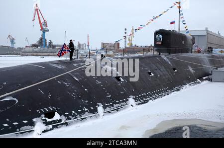 Sewerodwinsk, Russland. Dezember 2023. Russische Marineschiffe stehen während einer Flaggenhetzzeremonie für das nuklear angetriebene RaketenU-Boot der Borei-Klasse der russischen Marine Kaiser Alexander III. In der Sewerodwinsk-Werft am 11. Dezember 2023 in Sewerodwinsk, Region Archangelsk, Russland, auf der Bühne. Quelle: Mikhael Klimentyev/Kreml Pool/Alamy Live News Stockfoto