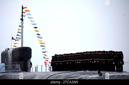 Sewerodwinsk, Russland. Dezember 2023. Russische Marineschiffe stehen während einer Flaggenhetzzeremonie für das nuklear angetriebene RaketenU-Boot der Borei-Klasse der russischen Marine Kaiser Alexander III. In der Sewerodwinsk-Werft am 11. Dezember 2023 in Sewerodwinsk, Region Archangelsk, Russland, auf der Bühne. Quelle: Mikhael Klimentyev/Kreml Pool/Alamy Live News Stockfoto