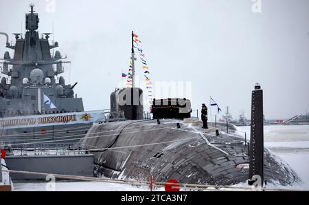 Sewerodwinsk, Russland. Dezember 2023. Russische Marineschiffe stehen während einer Flaggenhetzzeremonie für das nuklear angetriebene RaketenU-Boot der Borei-Klasse der russischen Marine Kaiser Alexander III. In der Sewerodwinsk-Werft am 11. Dezember 2023 in Sewerodwinsk, Region Archangelsk, Russland, auf der Bühne. Quelle: Mikhael Klimentyev/Kreml Pool/Alamy Live News Stockfoto