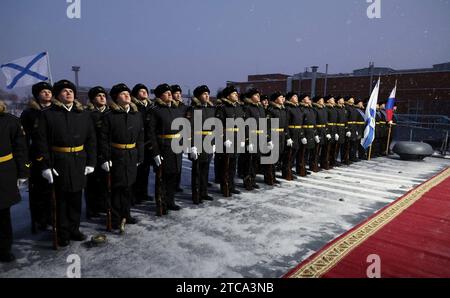 Sewerodwinsk, Russland. Dezember 2023. Russische Marineschiffe sind aufmerksam, als der russische Präsident Wladimir Putin am 11. Dezember 2023 in Sewerodwinsk, Archangelsk, Russland, die Fregatte Admiral Gorschkow-Klasse Admiral Kasatonow besucht. Quelle: Mikhael Klimentyev/Kreml Pool/Alamy Live News Stockfoto