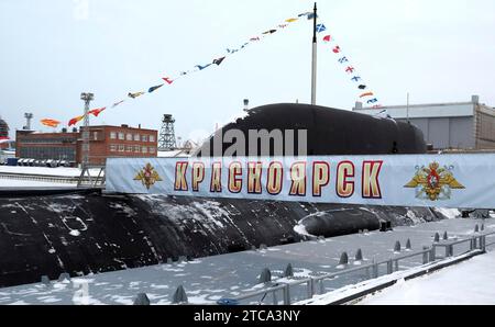 Sewerodwinsk, Russland. Dezember 2023. Russische Marineschiffe werden während einer Flaggenhetzzeremonie für das nuklear angetriebene ballistische RaketenU-Boot Krasnojarsk der russischen Marine Borei-Klasse in der Sewerodwinsk, Region Archangelsk, Russland, am 11. Dezember 2023 auf der Sewmaschwerft aufmerksam. Quelle: Mikhael Klimentyev/Kreml Pool/Alamy Live News Stockfoto