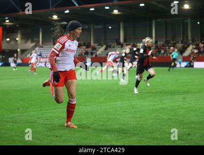 München, Deutschland 11. Dezember 2023: Fussball, FRAUEN, GOOGLE PIXEL FRAUEN-BUNDESLIGA, Saison 2023/2024, FC Bayern München - Bayer 04 Leverkusen, Campus Tuva Hansen (FC Bayern München), Einzelaktion, Freisteller, Ganzkörperaufnahme Stockfoto