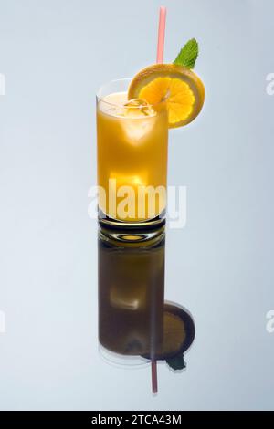 Schraubendreher-Cocktail mit orangefarbenen Scheiben auf grauem Hintergrund Stockfoto