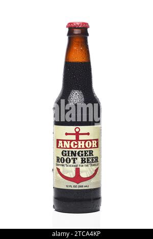 IRVINE, KALIFORNIEN - 11. Dezember 2023: Eine Flasche Anchor Ginger Root Beer mit Kondensation. Stockfoto