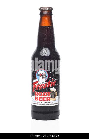 IRVINE, KALIFORNIEN - 11. Dezember 2023: Eine Flasche Frostie Root Beer mit Kondensation. Stockfoto