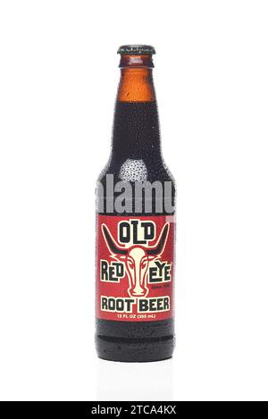 IRVINE, KALIFORNIEN - 11. Dezember 2023: Eine Flasche Old Red Eye Root Beer mit Kondensation. Stockfoto