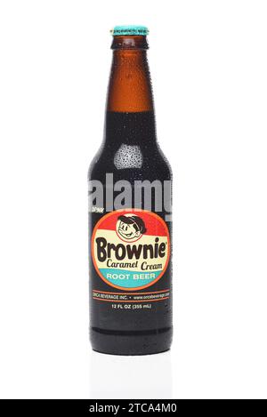 IRVINE, KALIFORNIEN - 11. Dezember 2023: Eine Flasche Brownie Caramel Cream Root Beer mit Kondensation. Stockfoto