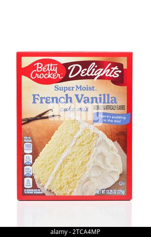 IRVINE, KALIFORNIEN - 11. Dezember 2023: Eine Schachtel Betty Crocker Delights Super Moist French Vanilla Cake Mix. Stockfoto