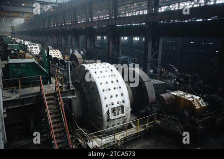 Mühle mahlt Erz in einer Erzaufbereitungsanlage. Stockfoto