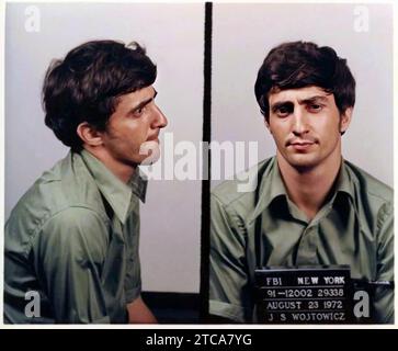 1972 , 23 . august , NEW YORK , USA : der amerikanische Bankräuber JOHN WOJTOWICZ ( 1945 -2006 ) dessen Geschichte den Film HUNDETAG NACHMITTAG ( 1975 , Quel pomeriggio di un giorno da cani ) von Sidney Lumet mit Al Pacino inspirierte . Am 22. August 1972 versuchte Wojtowicz, eine Filiale der Chase Manhattan Bank in Brooklyn auszurauben, der Raub sollte für ihre Geliebte und Ehefrau Elizabeth Eden ( 1946–1987 ) die Gender-Affirming Operation ( männlich-weiblich ) bezahlen. Am 23. April 1973 wurde er zu 20 Jahren im Bundesgefängnis Lewisburg verurteilt. Wojtowicz erhielt 7500 US-Dollar, plus 1 % des Nettogewinns des Films, für den Stockfoto