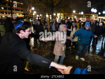 Marietta, GA, USA. Dezember 2023. Jüdische Einwohner aus Cobb County bei Atlanta feiern in einer bitterkalten Nacht mit traditionellem Tanz während einer Menora-Lichtzeremonie im Glover Park Sunday, die die vierte Nacht von Hanukkah feiert. (Kreditbild: © Robin Rayne/ZUMA Press Wire) NUR REDAKTIONELLE VERWENDUNG! Nicht für kommerzielle ZWECKE! Stockfoto