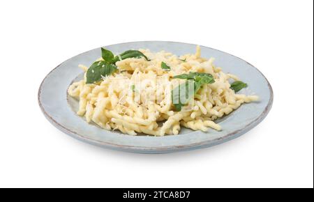 Teller mit köstlicher Trofie-Pasta mit Käse und Basilikumblättern isoliert auf weiß Stockfoto