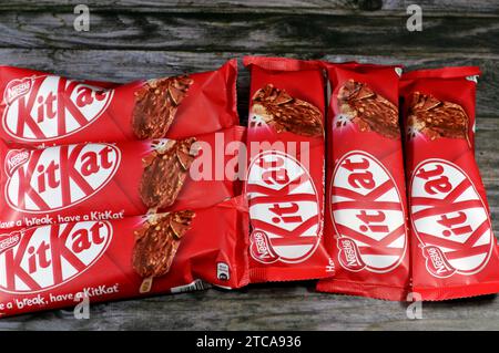 Kairo, Ägypten, 3. Dezember 2023: KitKat Stick Eis Gemüsefett Vanille, Waffelkaramell, Schokolade mit Milch und Waffelstückchen, Schokoladenkuchen Stockfoto