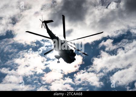 Washington, Usa. Dezember 2023. Präsident Joe Biden verlässt das Weiße Haus an Bord der Marine One auf dem Weg nach Philadelphia, Pennsylvania. Quelle: SOPA Images Limited/Alamy Live News Stockfoto