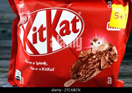 Kairo, Ägypten, 3. Dezember 2023: KitKat Stick Eis Gemüsefett Vanille, Waffelkaramell, Schokolade mit Milch und Waffelstückchen, Schokoladenkuchen Stockfoto