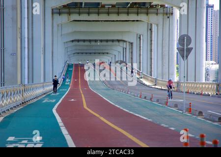 Das untere Deck der Banpo Grand Fountain Bridge in Seoul bietet Wanderer und Radfahrer mit seinen breiten, autofreien Straßen und der ruhigen A einen ruhigen Rückzugsort Stockfoto