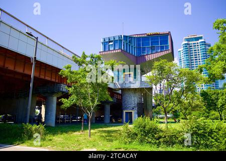Vom Ichon Hangang Park aus entfaltet sich die Hangang Bridge in einer atemberaubenden aussicht, mit den geschlossenen Cafés und Observatorien von Cafe Nodeul und Rio, die den AS markieren Stockfoto
