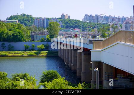 Mit Blick auf die robusten Stützpfeiler der Hangang Bridge, fängt dieser Blick die beeindruckende Struktur der Brücke ein, während sie zur Insel Nodeul führt, mit dem Stockfoto