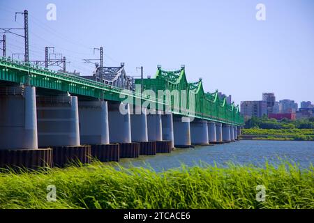 Die Hangang Railway Bridges aus nächster Nähe zeigt die komplizierte technische und strukturelle Schönheit, während sie den Han River in Seoul überqueren. Stockfoto