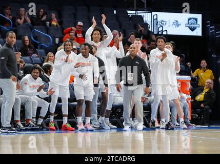 10. Dezember 2023: Die Oklahoma State Cowboys Bank feiert einen Dunk während der ersten Hälfte des Battleground 2K23 NCAA Mens Basketballspiels zwischen der Tulsa University Golden Hurricane und den Oklahoma State University Cowboys im Paycom Center in Oklahoma City, OK. Ron Lane/CSM Stockfoto