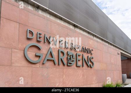 Das Schild der Denver Botanic Gardens befindet sich am Gebäude in Denver, Colorado, USA Stockfoto