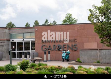 Das Schild der Denver Botanic Gardens befindet sich am Gebäude in Denver, Colorado, USA Stockfoto