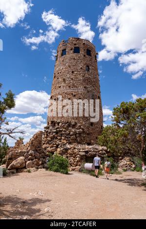 Unbekannte Besucher besuchen Desert View Watchtower im Grand Canyon National Park in Arizona, USA Stockfoto