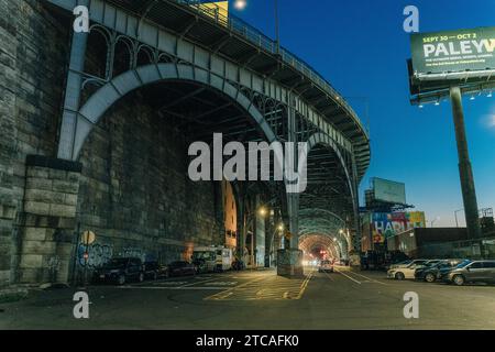 New York City, USA - 9. Juli 2023 Verkehr unter dem architektonischen Wahrzeichen Riverside Drive Viaduct in West Harlem. Hochwertige Fotos Stockfoto