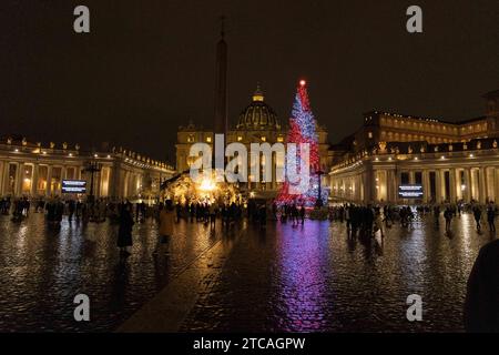 Rom, Italien. Dezember 2023. Blick auf die Krippe und den Weihnachtsbaum in St. Peter's Square in Rom (Foto: © Matteo Nardone/Pacific Press via ZUMA Press Wire) NUR REDAKTIONELLE VERWENDUNG! Nicht für kommerzielle ZWECKE! Stockfoto