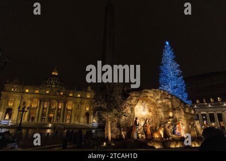 Rom, Italien. Dezember 2023. Blick auf die Krippe und den Weihnachtsbaum in St. Peter's Square in Rom (Foto: © Matteo Nardone/Pacific Press via ZUMA Press Wire) NUR REDAKTIONELLE VERWENDUNG! Nicht für kommerzielle ZWECKE! Stockfoto