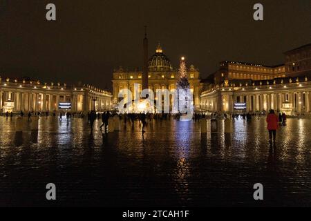 Rom, Italien. Dezember 2023. Blick auf die Krippe und den Weihnachtsbaum in St. Peter's Square in Rom (Foto: © Matteo Nardone/Pacific Press via ZUMA Press Wire) NUR REDAKTIONELLE VERWENDUNG! Nicht für kommerzielle ZWECKE! Stockfoto