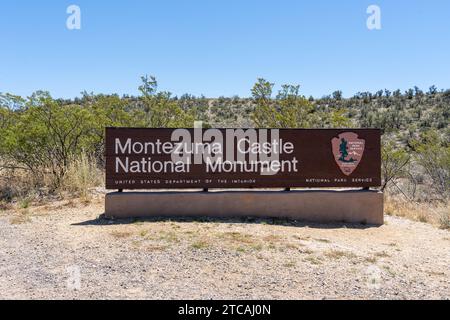 Das Eingangsschild zum Montezuma Castle National Monument in Camp Verde, AZ, USA Stockfoto