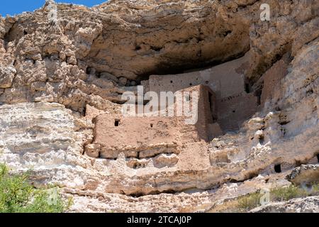 Antike Klippenwohnung im Montezuma Castle National Monument in Camp Verde, AZ, USA Stockfoto