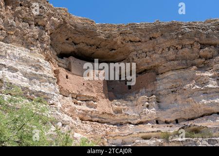 Antike Klippenwohnung im Montezuma Castle National Monument in Camp Verde, AZ, USA Stockfoto