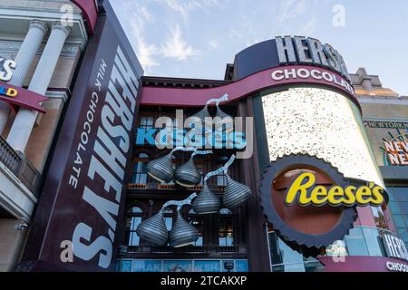 Hershey's Chocolate World-Schild am Gebäude des Geschäfts in Las Vegas, Nevada, USA - 30. Mai 2023. Stockfoto