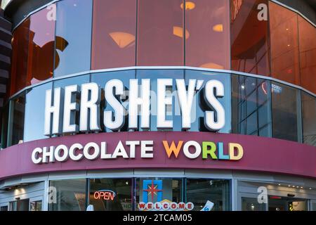 Hershey's Chocolate World Schild auf dem Gebäude im Laden in Las Vegas, Nevada, USA Stockfoto