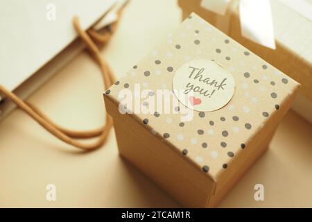 Dankeschön-Aufkleber auf einer Geschenkbox Stockfoto