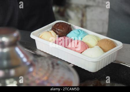 Eis mit verschiedenen Geschmacksrichtungen in einem Kunststoffbehälter Stockfoto