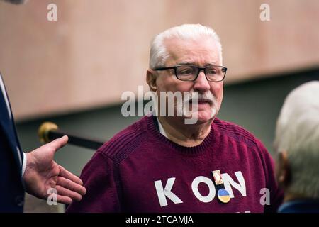 Lech Walesa, ehemaliger polnischer Präsident und Friedensnobelpreisträger, nimmt an der Sitzung des Unterhauses Teil. Das polnische parlament hat für Donald Tusk als neuen Premierminister des Landes gestimmt. 248 Abgeordnete stimmten dafür, 201 dagegen. Tusk, eine bekannte Persönlichkeit auf der europäischen Bühne, war zuvor Polens Ministerpräsident zwischen 2007 und 2014. Er ist auch ehemaliger Präsident des Europäischen Rates und ehemaliger Vorsitzender der Mitte-Rechts-Europäischen Volkspartei (EVP). Es kommt fast zwei Monate nach der Wahl Polens, wo eine Koalition von Oppositionsparteien es nicht schaffen wird Stockfoto