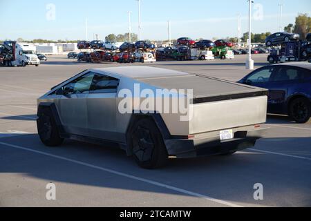 Austin, Texas, USA. Dezember 2023. Tesla Cybertrucks werden am Montag, den 11. Dezember 2023, im Tesla Giga Texas Werk in Austin, Texas, zur Abholung auf einem Parkplatz abgestellt. (Kreditbild: © Dustin Safranek/ZUMA Press Wire) NUR REDAKTIONELLE VERWENDUNG! Nicht für kommerzielle ZWECKE! Stockfoto