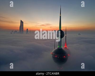 Peking, China. Dezember 2023. Dieses Luftbild, aufgenommen am 10. Dezember 2023, zeigt Gebäude in Kuwait City, Kuwait. Quelle: Asad/Xinhua/Alamy Live News Stockfoto