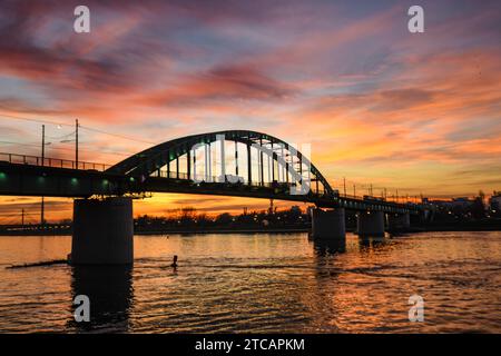 Sonnenuntergang in Belgrad: Alte Save-Brücke. Serbien Stockfoto