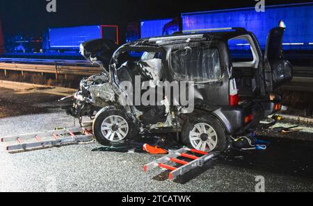 11. Dezember 2023, Bayern, Höhe Wernberg-Köblitz: Ein schwer beschädigtes Fahrzeug auf der A6. Ein 85-jähriger Falschfahrer ist bei einem Unfall auf der Autobahn A6 bei Wernberg-Köblitz (Landkreis Schwandorf) ums Leben gekommen. Der Fahrer fuhr am Montagabend in die falsche Richtung zwischen Leuchtenberg und Wernberg-Ost und kollidierte mit zwei korrekt fahrenden Autos. Foto: Bock/Vifogra/dpa Stockfoto