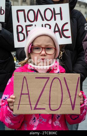 Lviv, Ukraine. Dezember 2023. Ein kleines Mädchen hält Asov während der Demonstration. Verwandte und Freunde von Gefangenen des Asov-Regiments nehmen an der alles ukrainischen Aktion „sei nicht still! Töte dich! Die Ukraine wartet auf die Rückkehr ihrer Helden in die Heimat", in Lemberg, Ukraine? Sie versammelten sich, um an die gefangenen Verteidiger von Mariupol zu erinnern, die seit 19 Monaten in russischer Gefangenschaft sind und dort gefoltert werden. Gleichzeitig fand eine solche Aktion in vielen Städten der Ukraine statt. (Foto: Olena Znak/SOPA Images/SIPA USA) Credit: SIPA USA/Alamy Live News Stockfoto